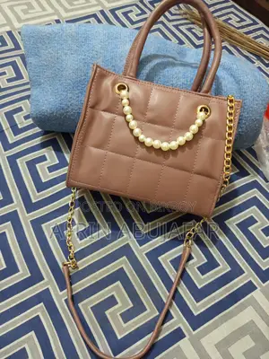 Luxury-Style Pearl Chain Handbag