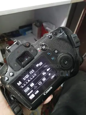 ক্যানন 6D ফুল ফ্রেম এবং 50mm লেন্স, একদম ফ্রেশ কন্ডিশন