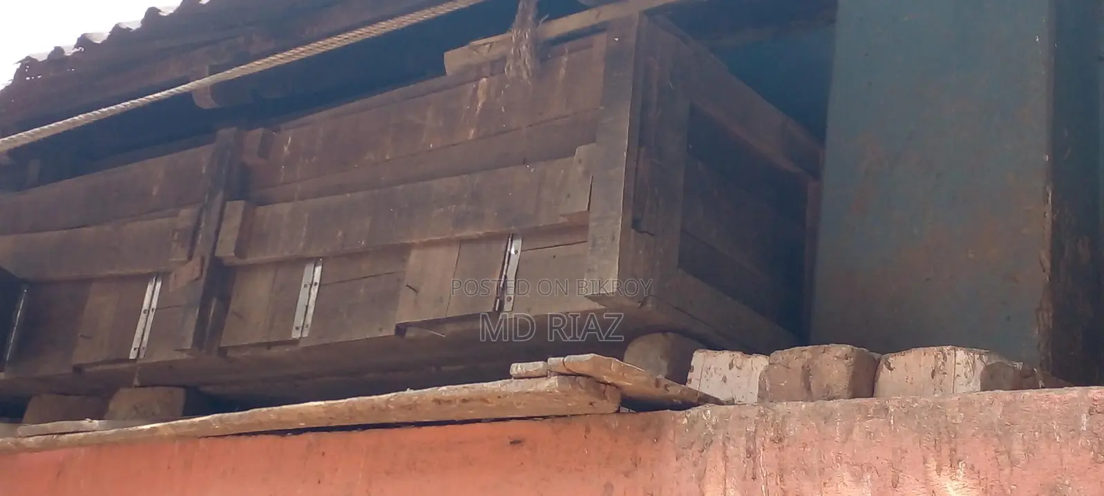 কবুতরের কাঠের বাসা
