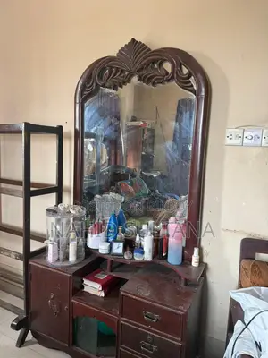 ড্রেসিং টেবিল