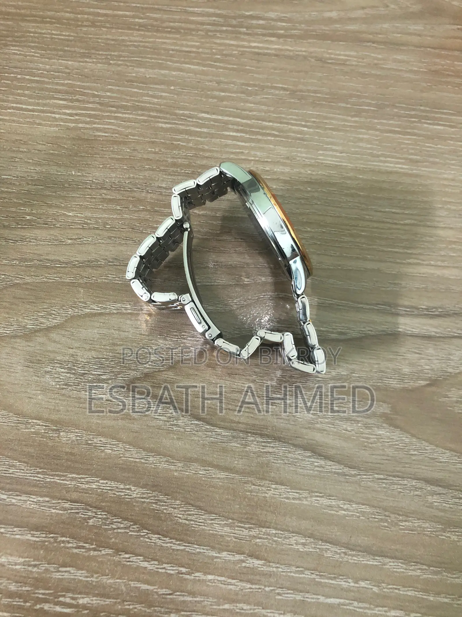 সম্পূর্ণ নতুন ঘড়ি