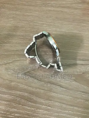 সম্পূর্ণ নতুন ঘড়ি