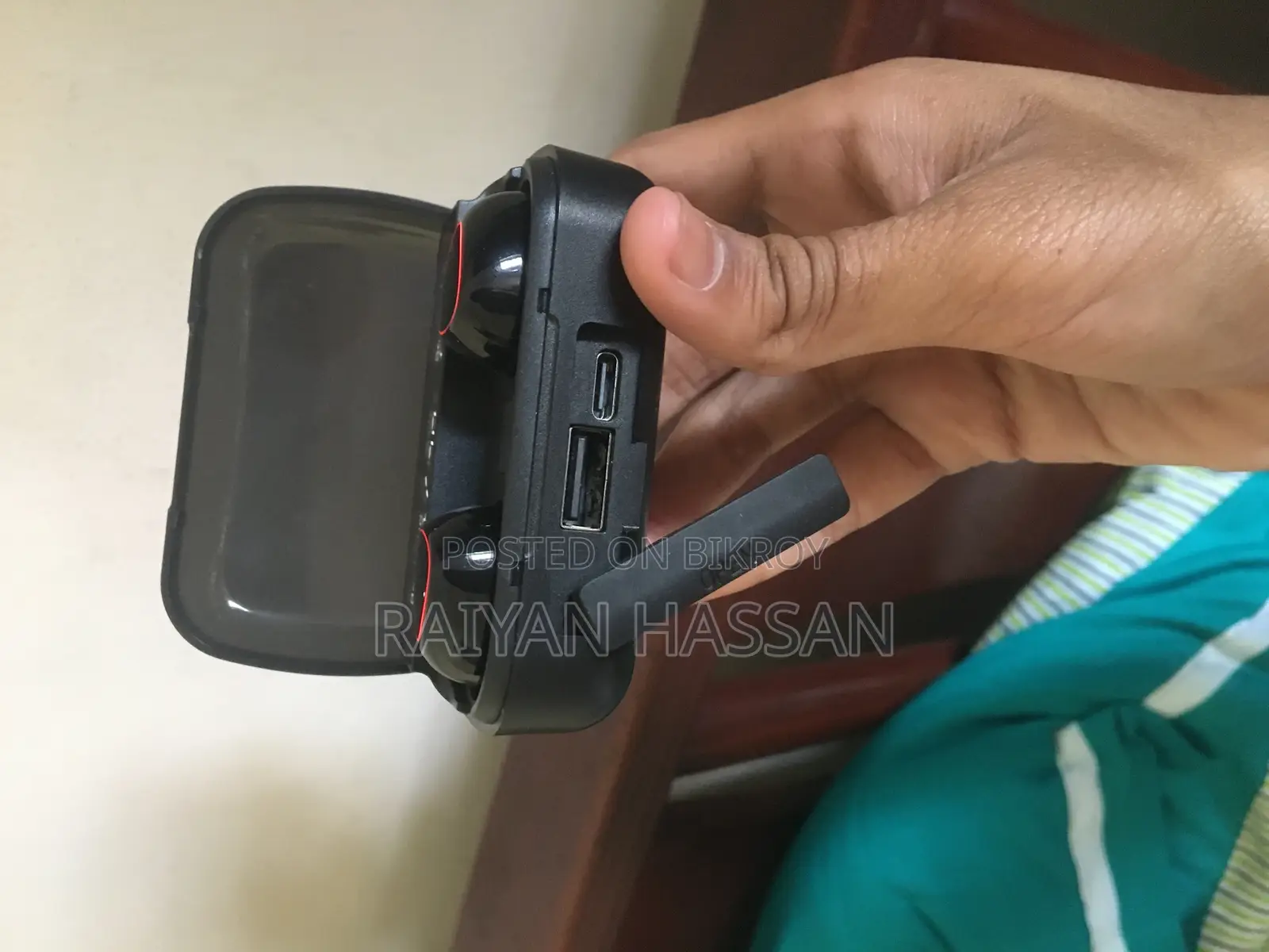 M10 ইয়ারফোন কালার ফ্যামিলি: কালো।