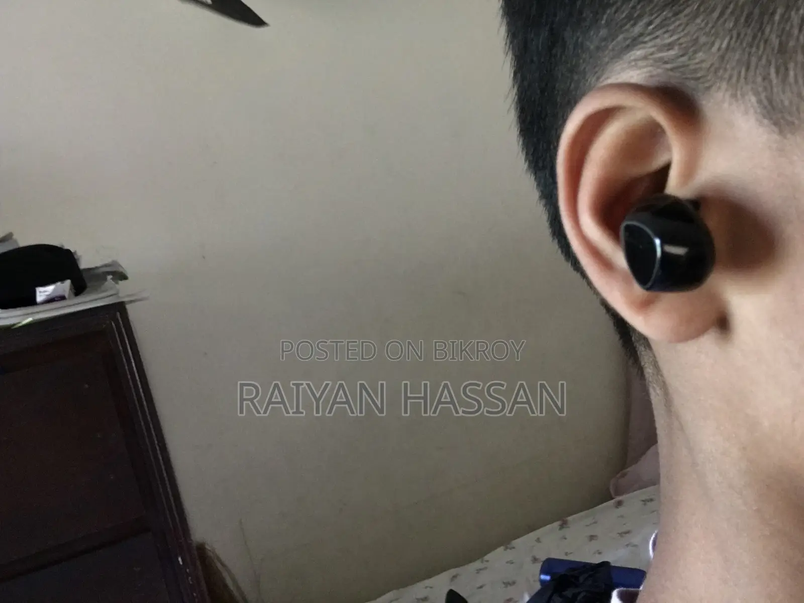 M10 ইয়ারফোন কালার ফ্যামিলি: কালো।