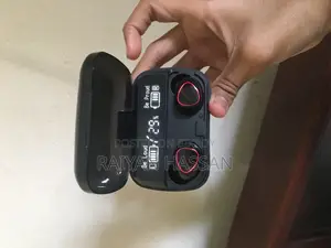 M10 ইয়ারফোন কালার ফ্যামিলি: কালো।