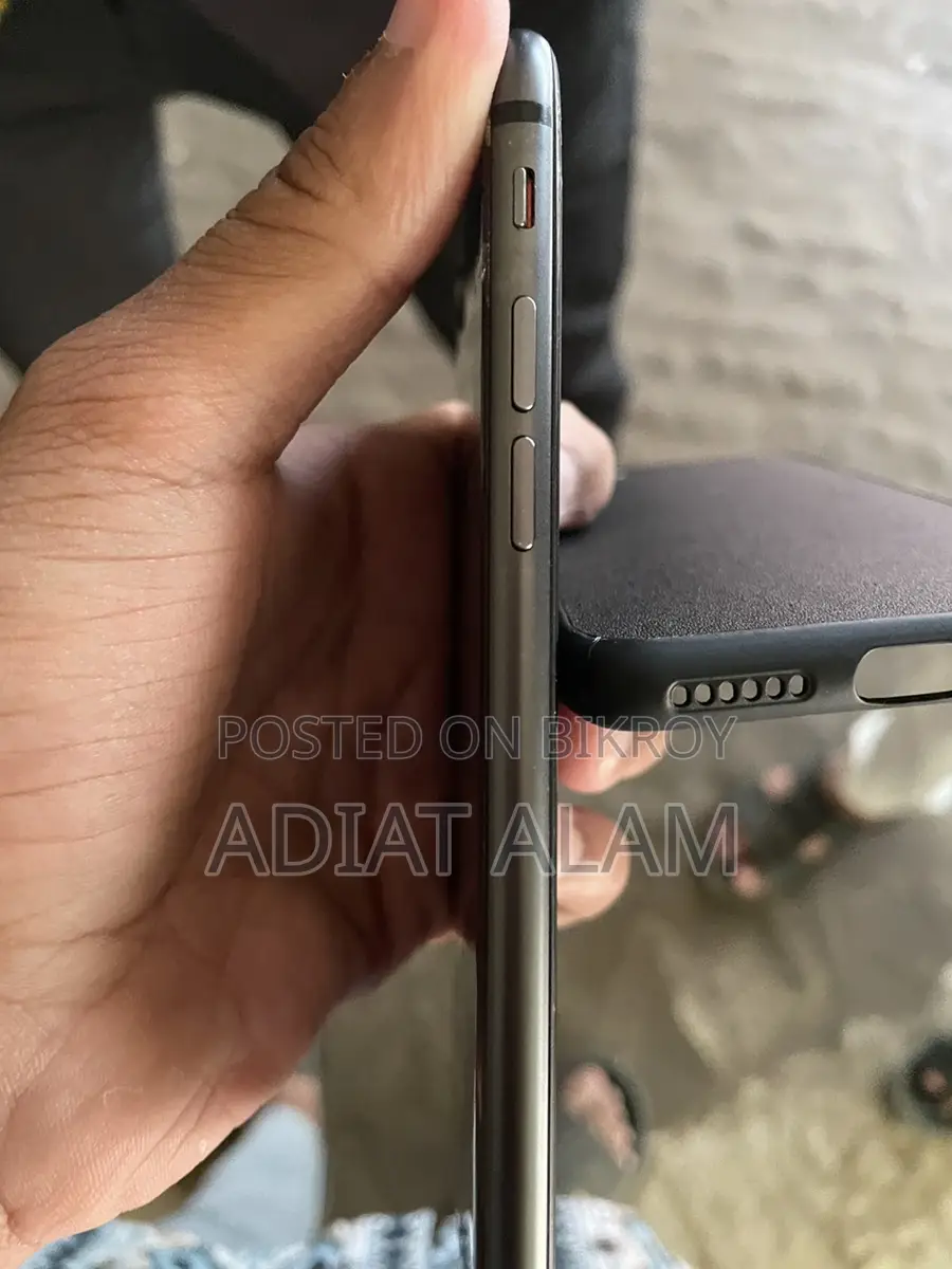 Apple iPhone 8 . (Used)