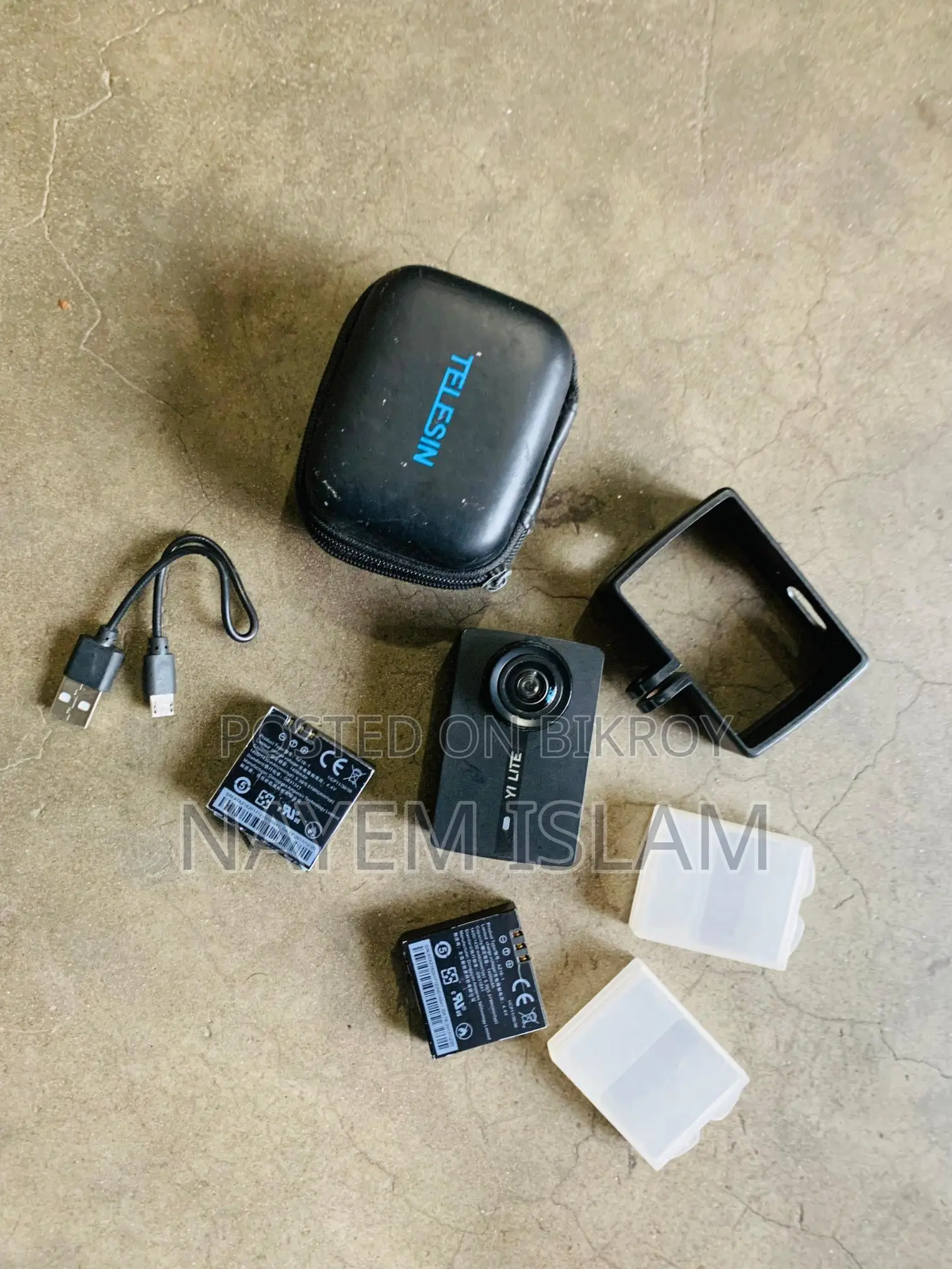 Model: YI Lite Action Camera Acssesoris: 2 Battary,Case ,