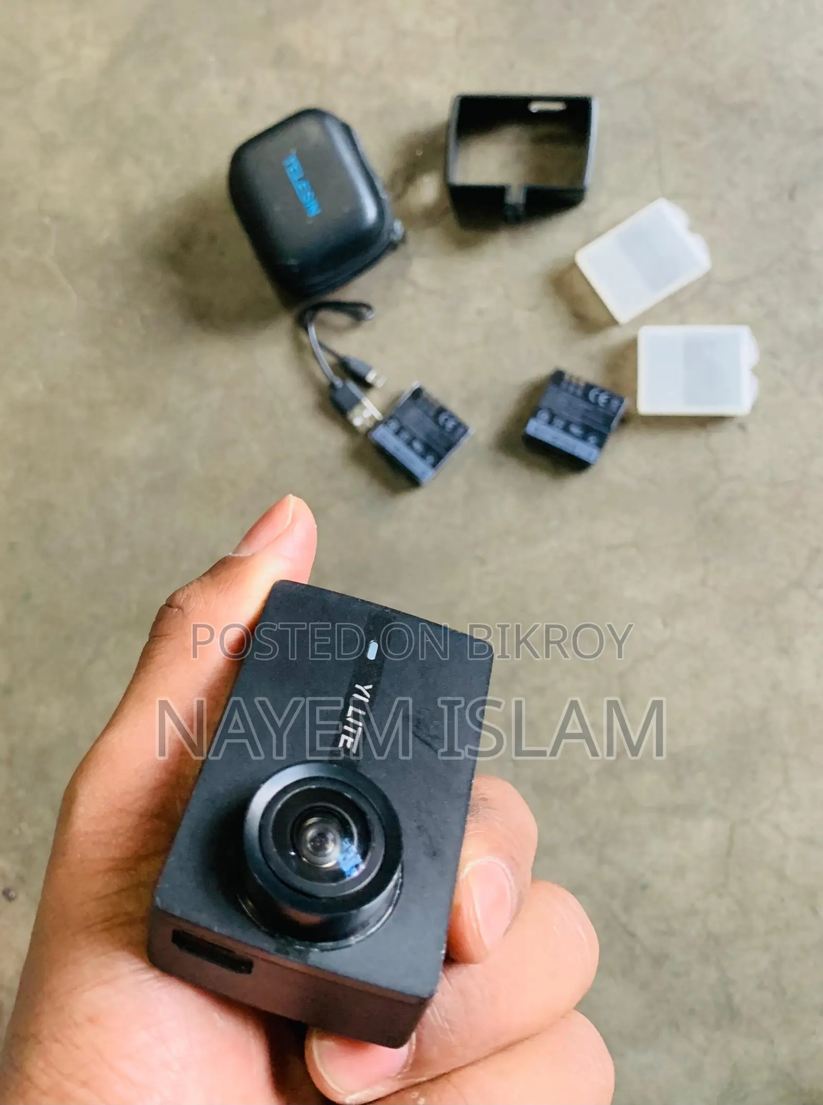 Model: YI Lite Action Camera Acssesoris: 2 Battary,Case ,