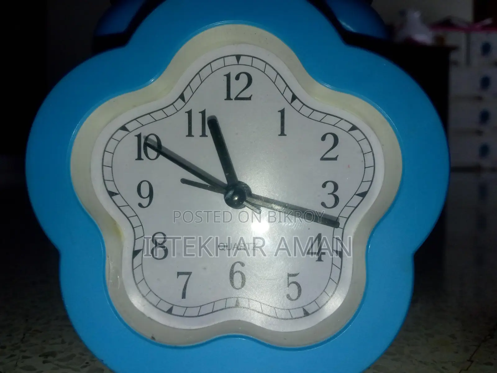 Small clock color blue
