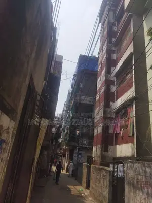 ৮টি ইউনিট সম্বলিত একটি ৫তলা বাড়ি বিক্রয় করা হবে।