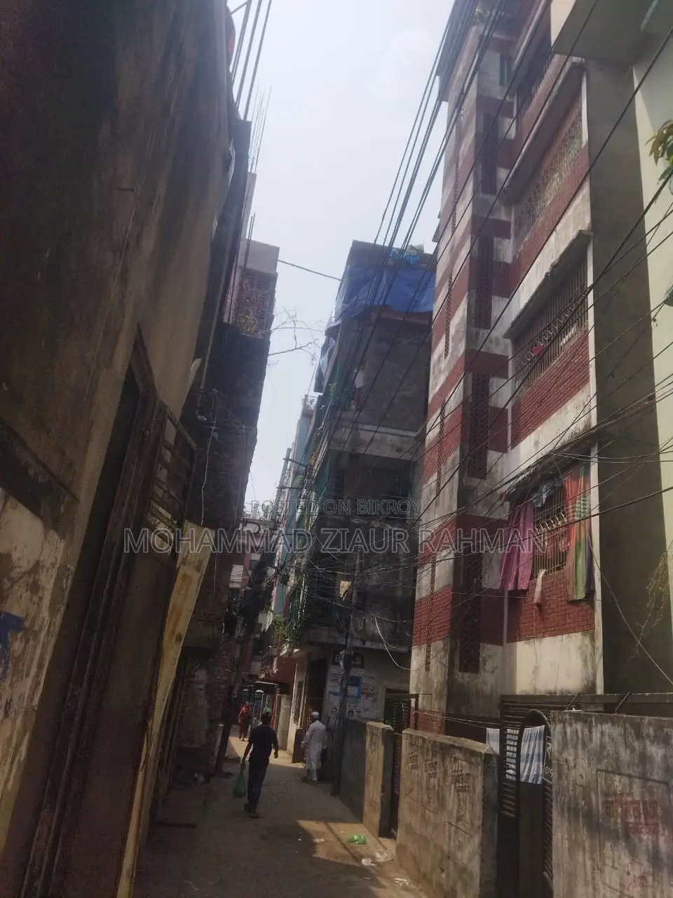 ৮টি ইউনিট সম্বলিত একটি ৫তলা বাড়ি বিক্রয় করা হবে।