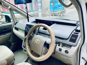 Toyota Noah 2010