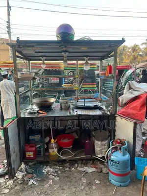 একটি ফুড কার্টের মিনি চাইনিজ দোকান