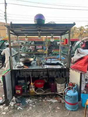 একটি ফুড কার্টের মিনি চাইনিজ দোকান