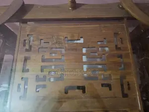 ডাইনিং টেবিল