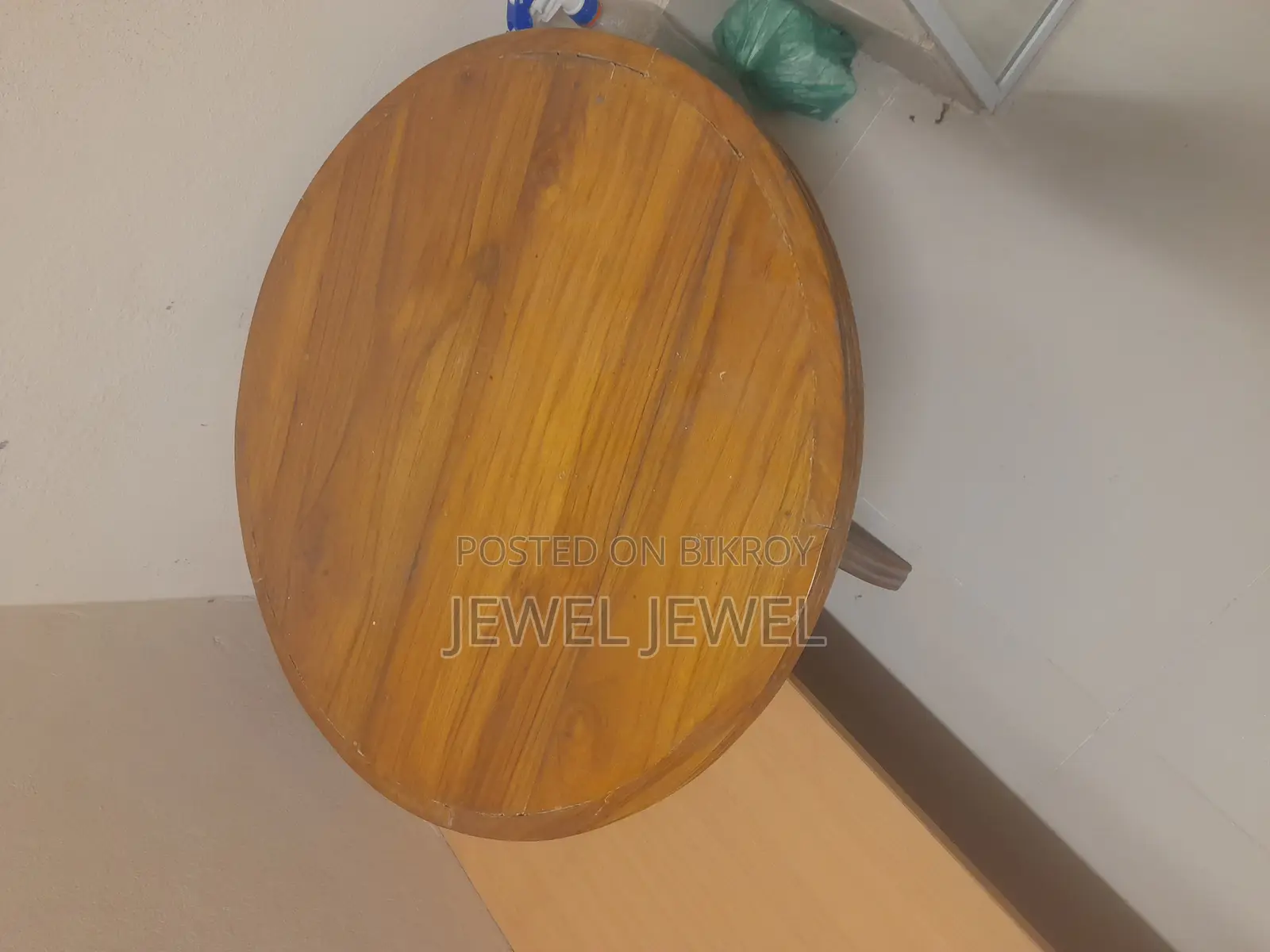 রাউন্ড টেবিল
