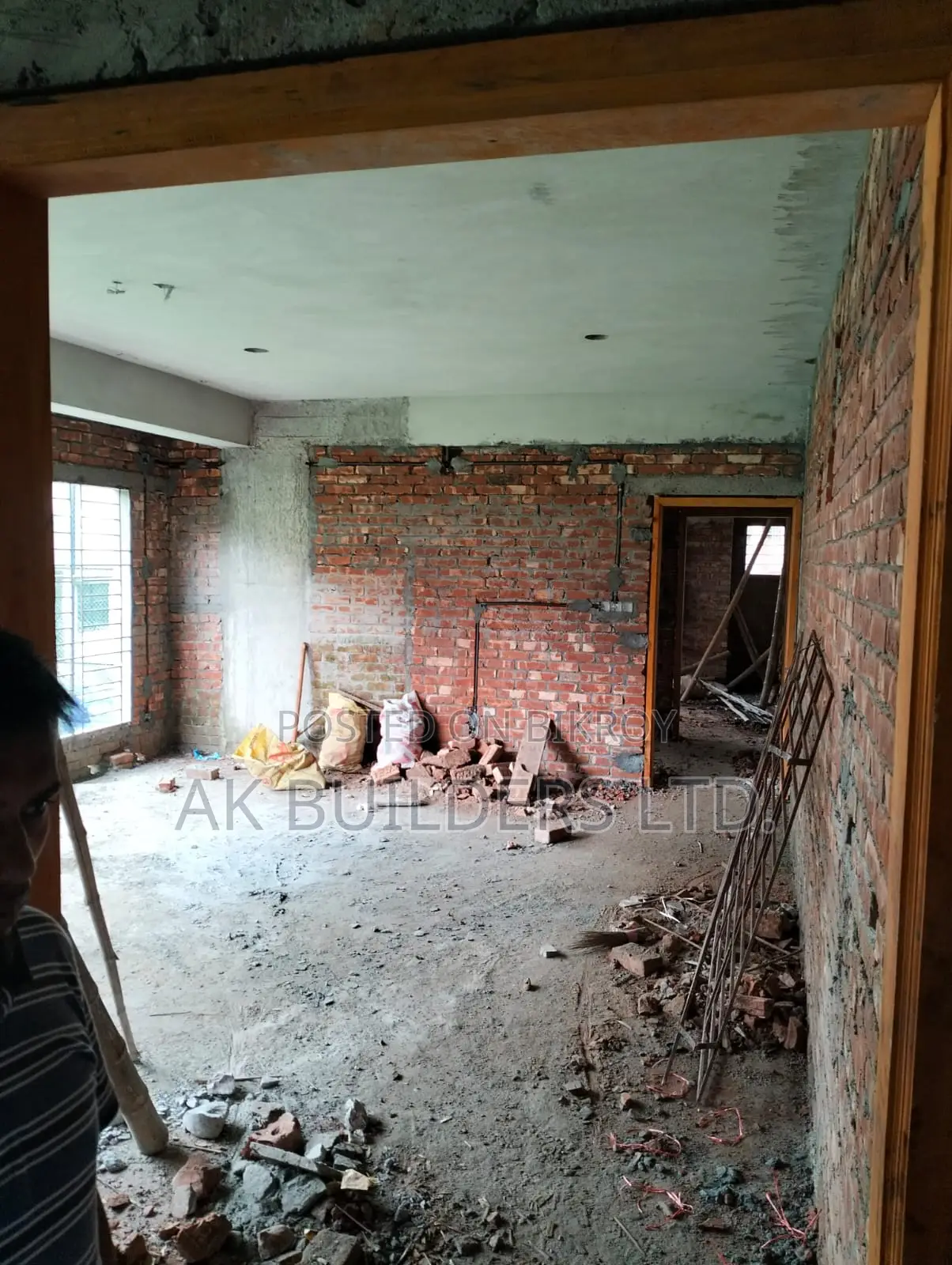 Stunning 1000 sqft Flat on the 4th Floor of a Corner Plot Facing the Road @ Pallabi!!!