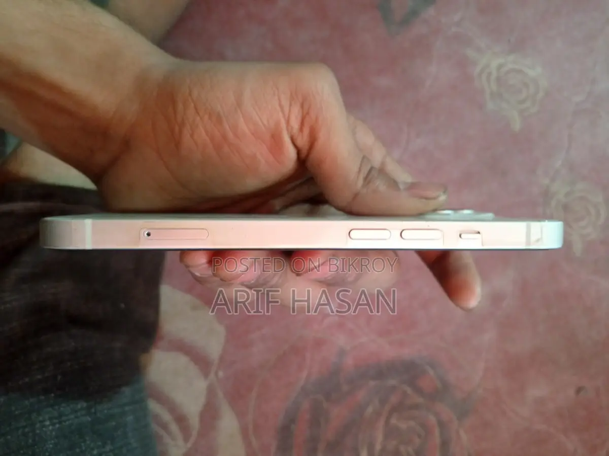 Apple iPhone 13 (Used)