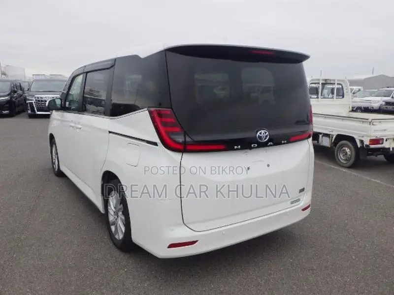 Toyota Noah S-Z Leg Rest atostep 2022