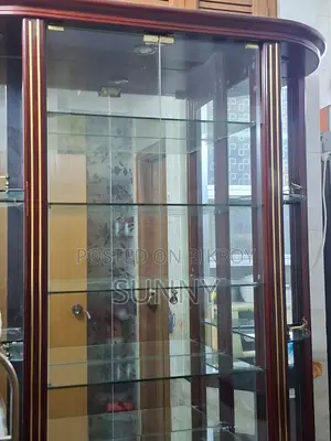 বিক্রয়ের জন্য শোকেস