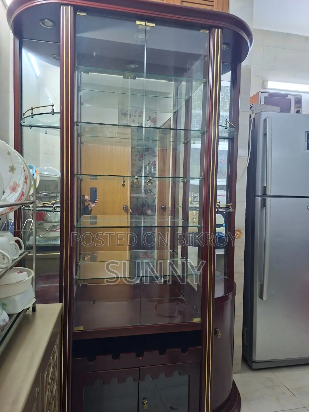 বিক্রয়ের জন্য শোকেস