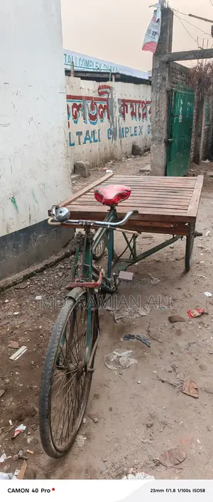 তিন চাকার ভ্যান গাড়ি