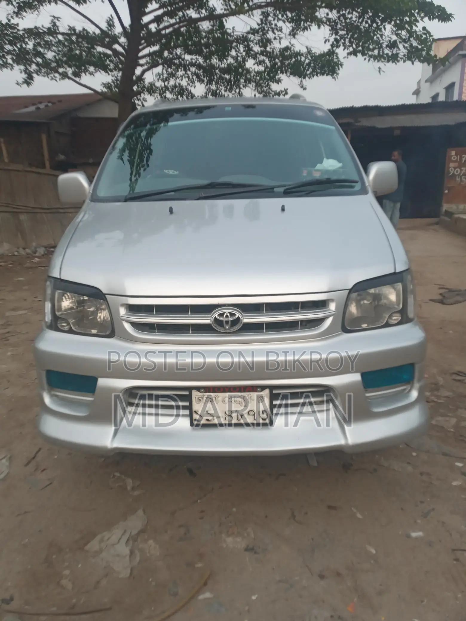 Toyota Noah . 2001