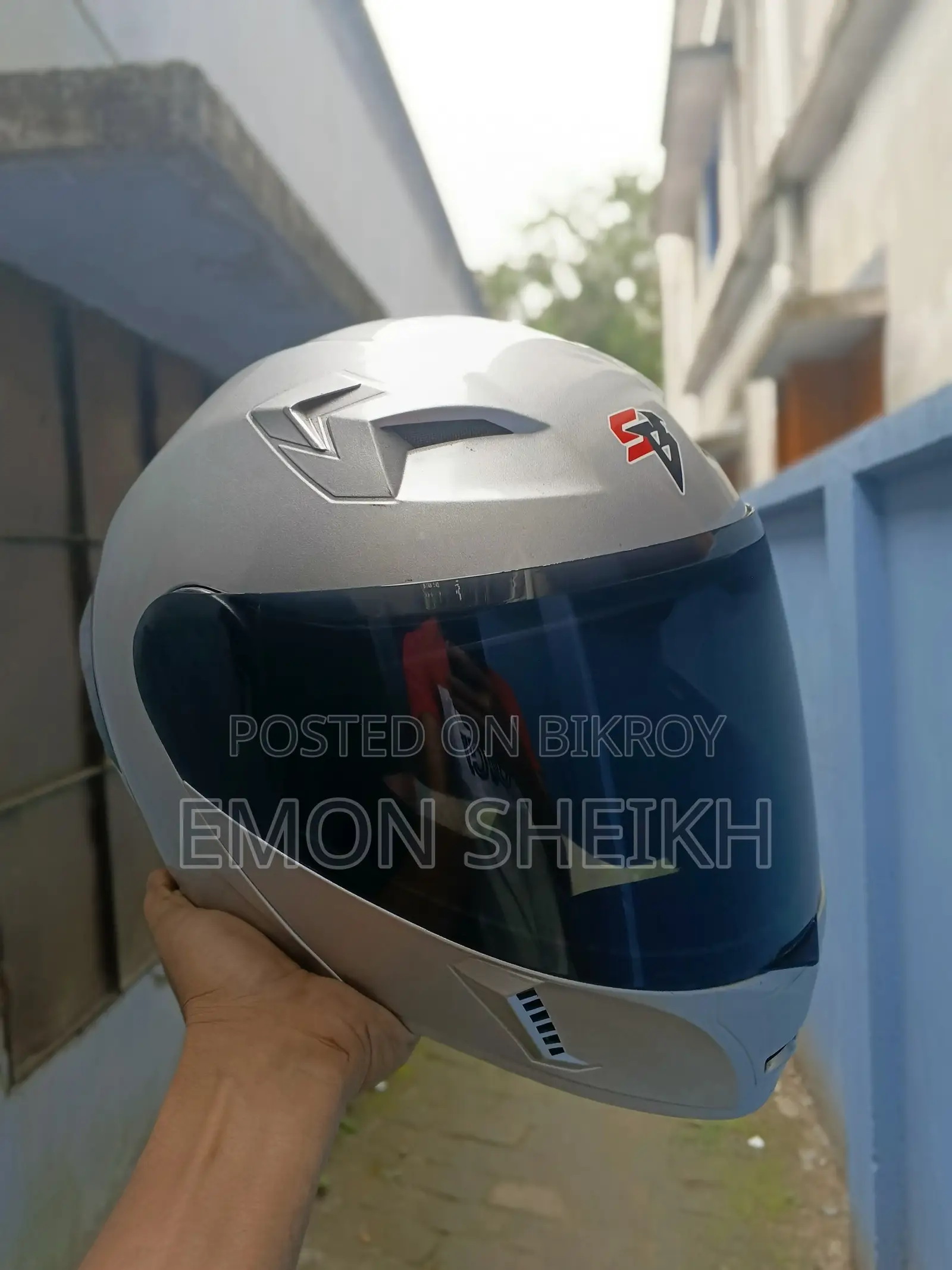 White glass included free with helmet