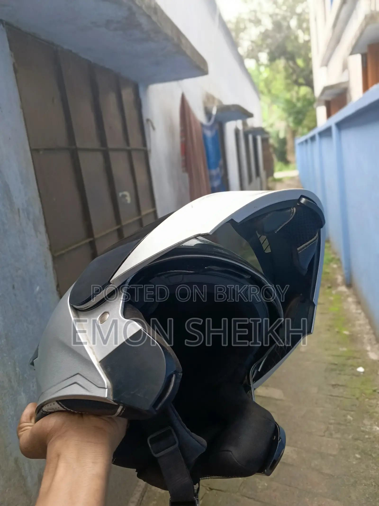 White glass included free with helmet