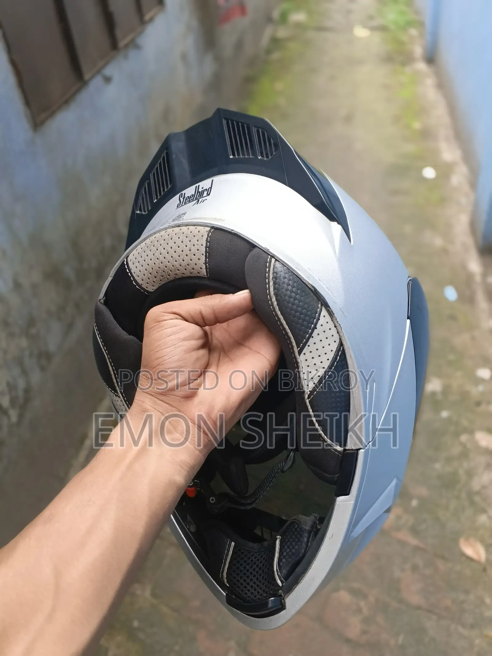 White glass included free with helmet