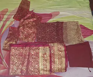 লাল কাতান বিয়ের শাড়ি, ব্লাউজ,এবং সাথে ওড়না বিক্রি করা হবে।