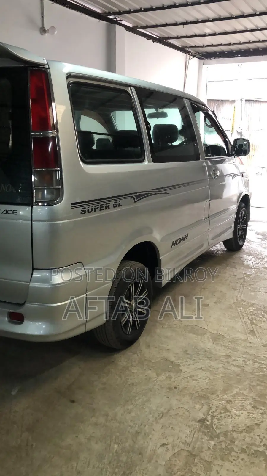 Toyota Noah 2004
