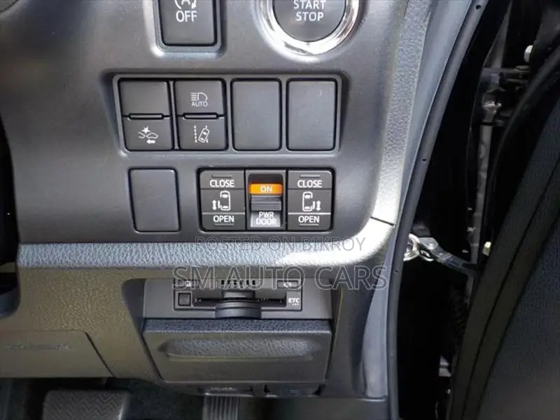 Toyota Noah Non Hybrid X Black 2021