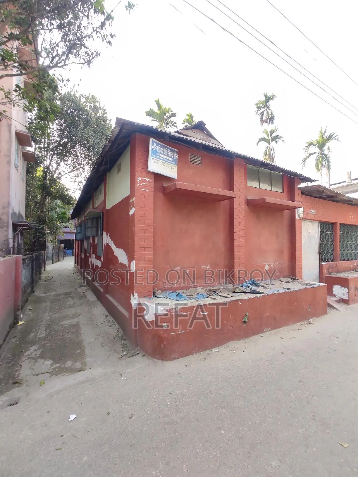 রাস্তার পাশে বাড়ি সহ তিন শতক জমি বিক্রি হবে
