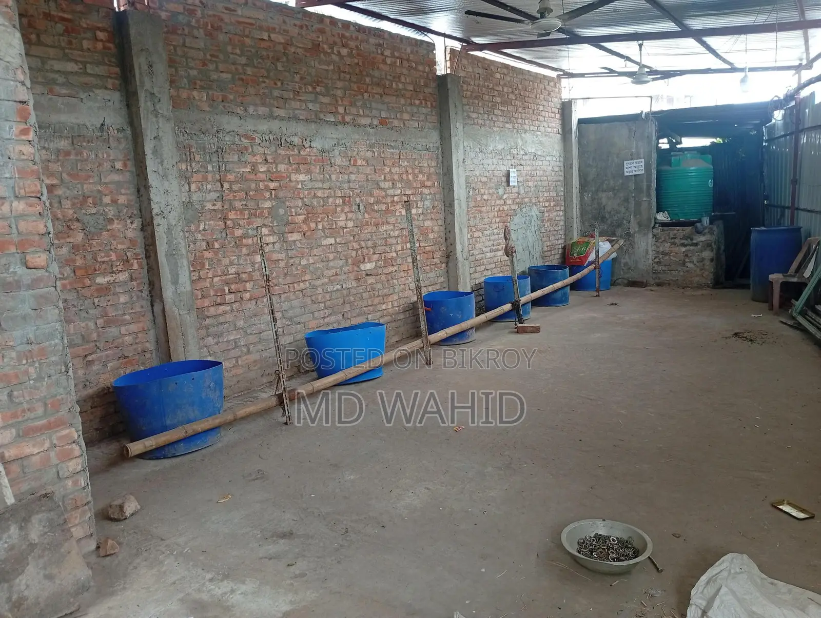 একটি নিষ্কণ্টক বাড়িসহ জমি বিক্রয় করা হবে।