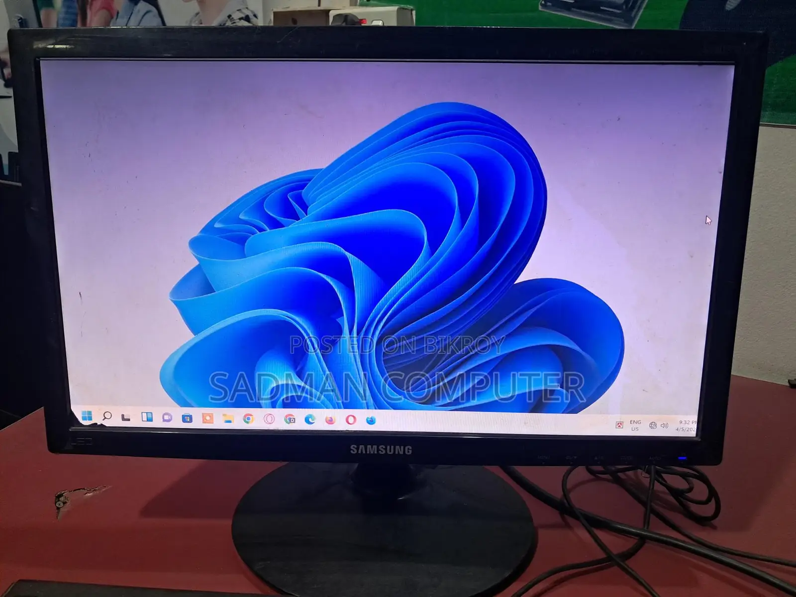 19" LED Monitor