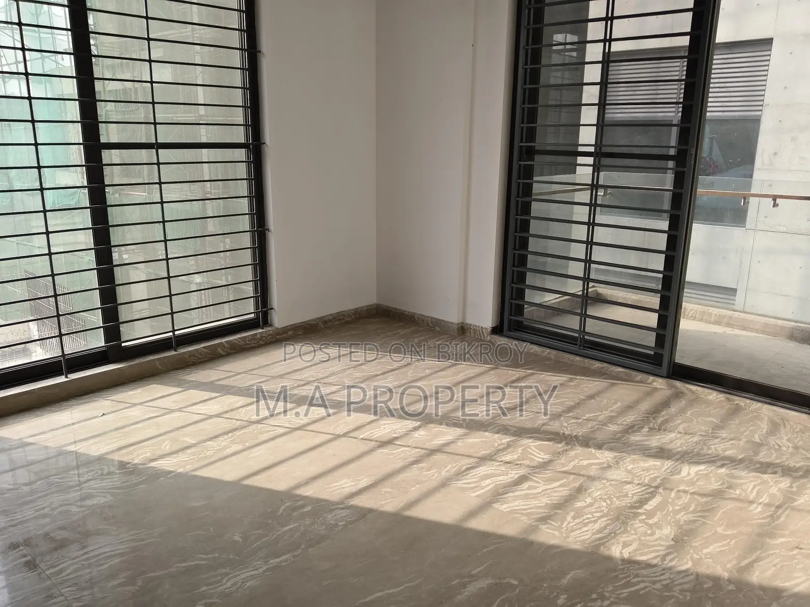 Rent Apt 4-Bed 2-Carpark 5 th floor Gulshan North