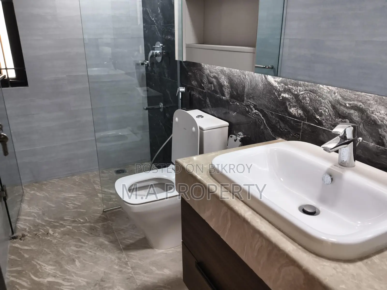 Rent Apt 4-Bed 2-Carpark 5 th floor Gulshan North