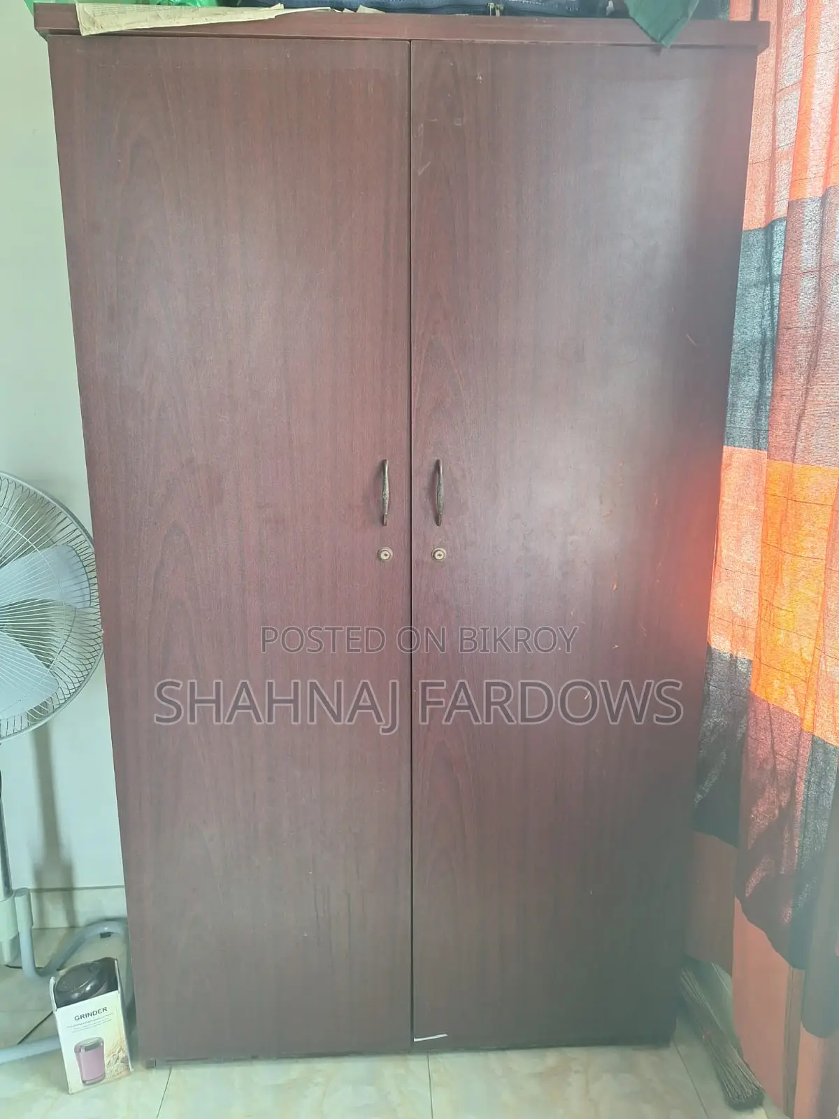 I want to sell the wooden wardrobe