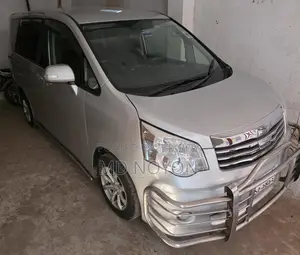 টয়োটা নোয়াহ এক্স ২০১০