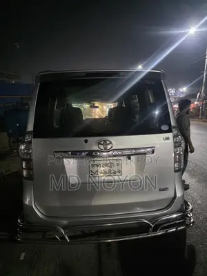 Toyota Noah X 2010