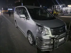 Toyota Noah X 2010