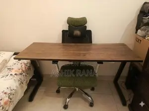 একটি টেবিল এবং চেয়ার
