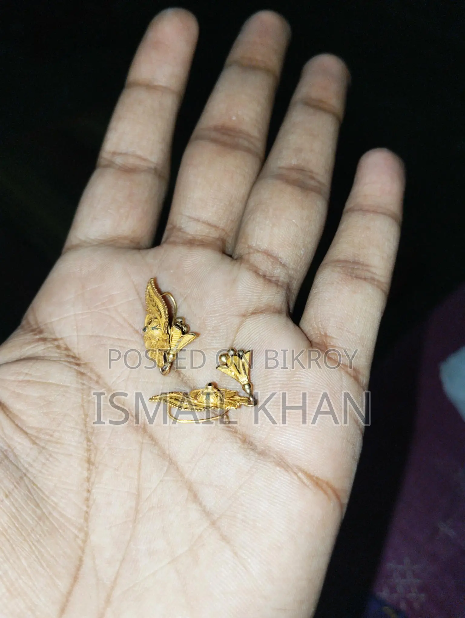 এখানে দুইটি কানের দুল