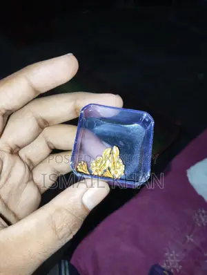 এখানে দুইটি কানের দুল