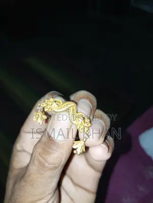 এখানে দুইটি কানের দুল
