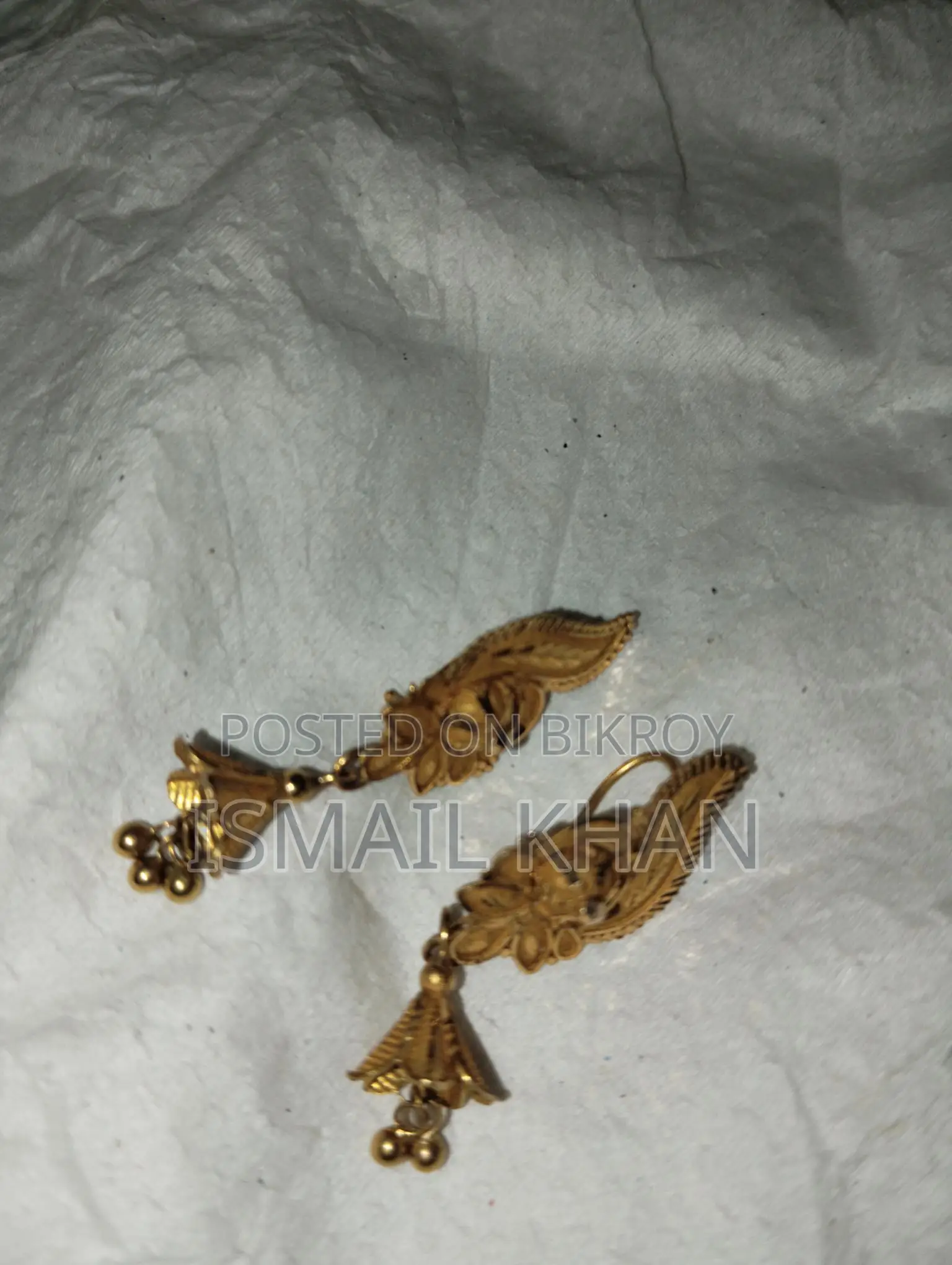 এখানে দুইটি কানের দুল