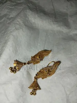 এখানে দুইটি কানের দুল
