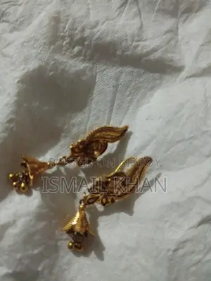 এখানে দুইটি কানের দুল