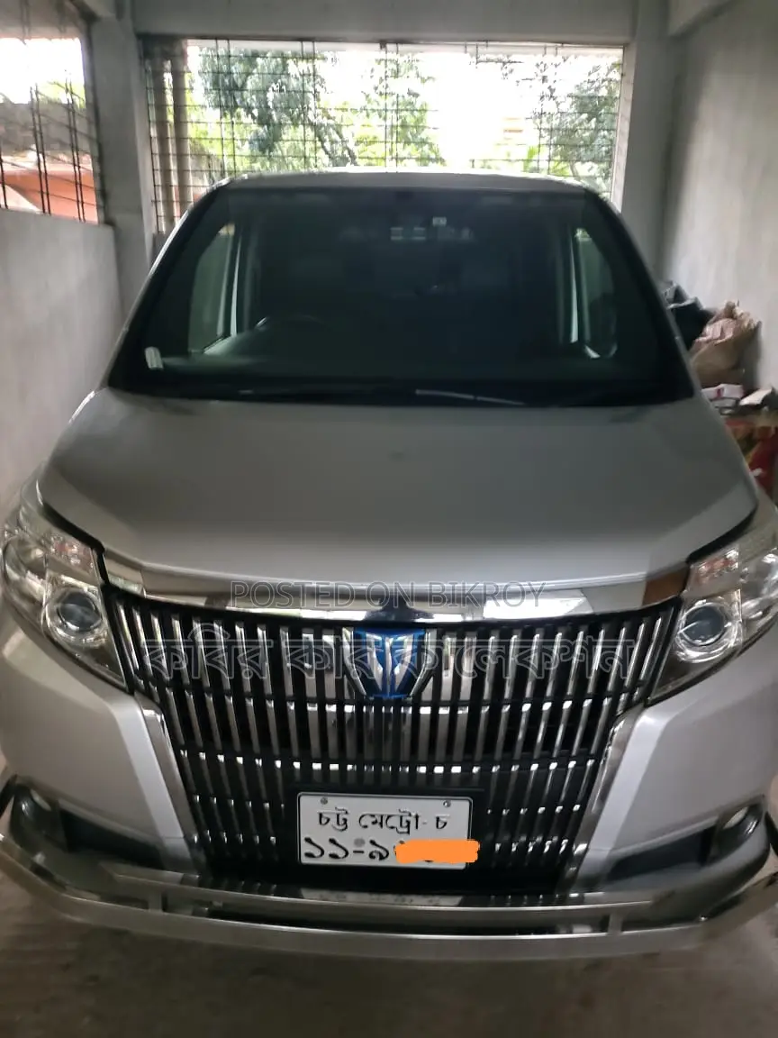 Toyota Esquire Hybrid 2016